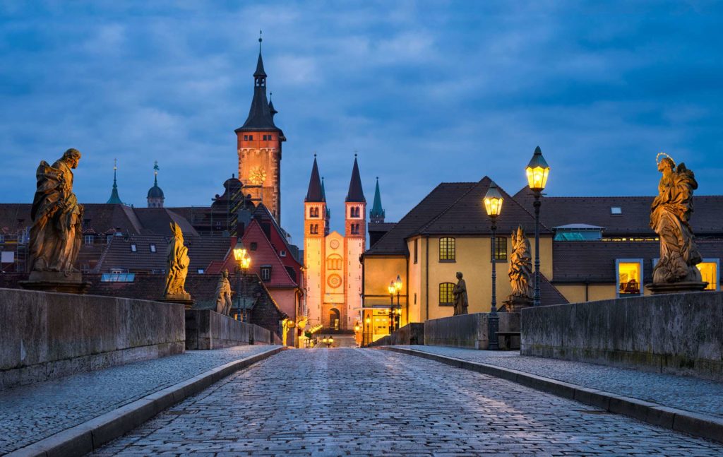 Altstadt mit Dom bei Abenddämmerung