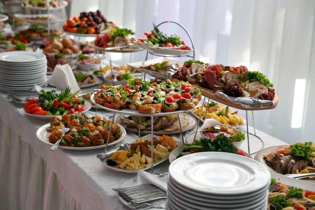 Buffet mit Fingerfood für eine Firmenveranstaltung