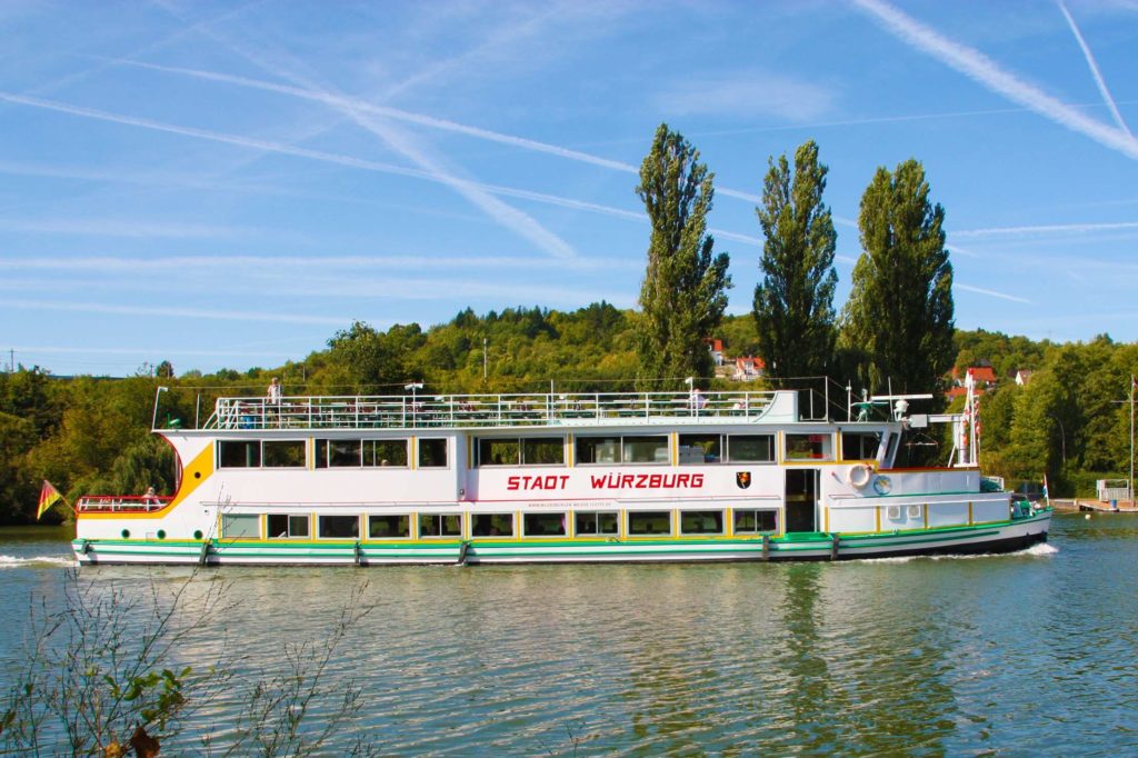 Fahrgastschiff Stadt Würzburg während der Talfahrt